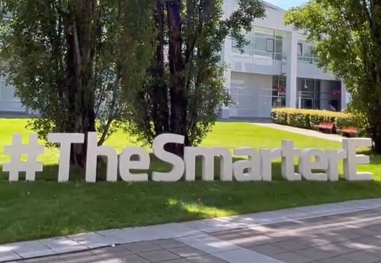Montagem de HQ na Intersolar 2024: Estande de exposição #TheSmarterE pronto!