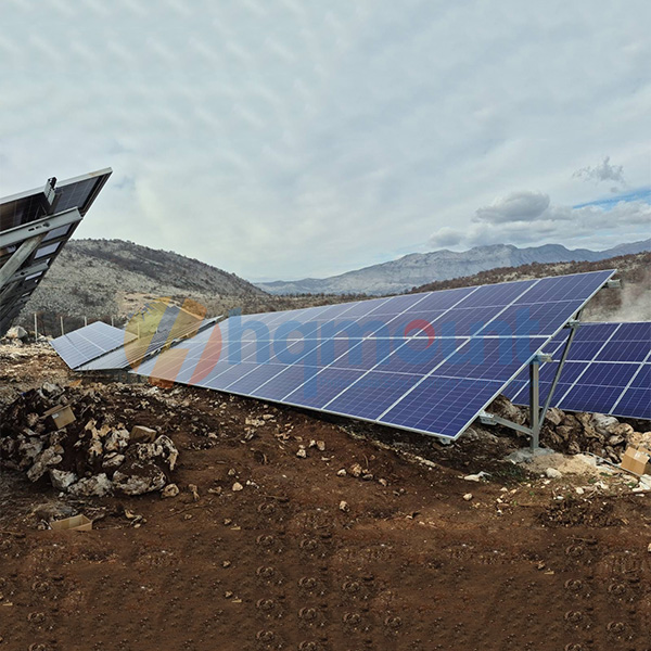 Estrutura de suporte solar GT2 de 5,6 MW com um único poste: Ideal para condições de alta carga de neve e terrenos irregulares.