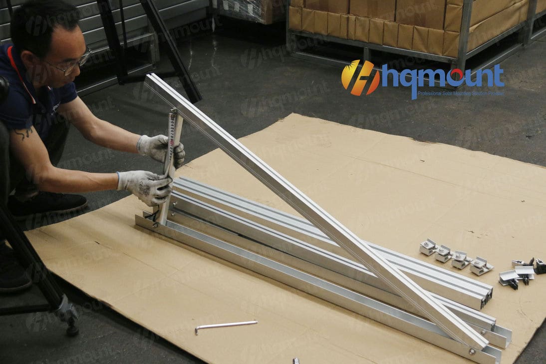 Instalação de sistema solar triangular pela HQ Mount, fabricante de suportes solares.