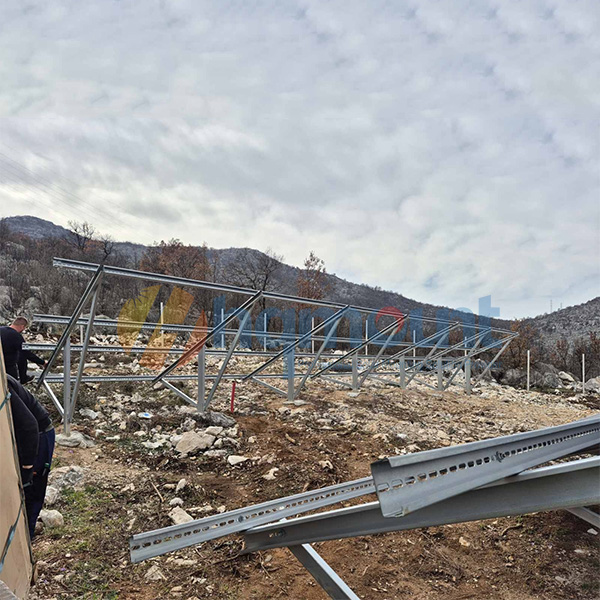 Estudo de Caso do Projeto: Usina Solar de 5,6 MW em Terreno Irregular e com Muita Neve