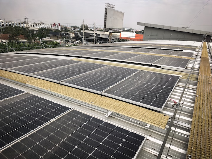 A equipe da HQ Mount visita um parceiro de longa data para um projeto de telhado solar comercial de 100 kW.